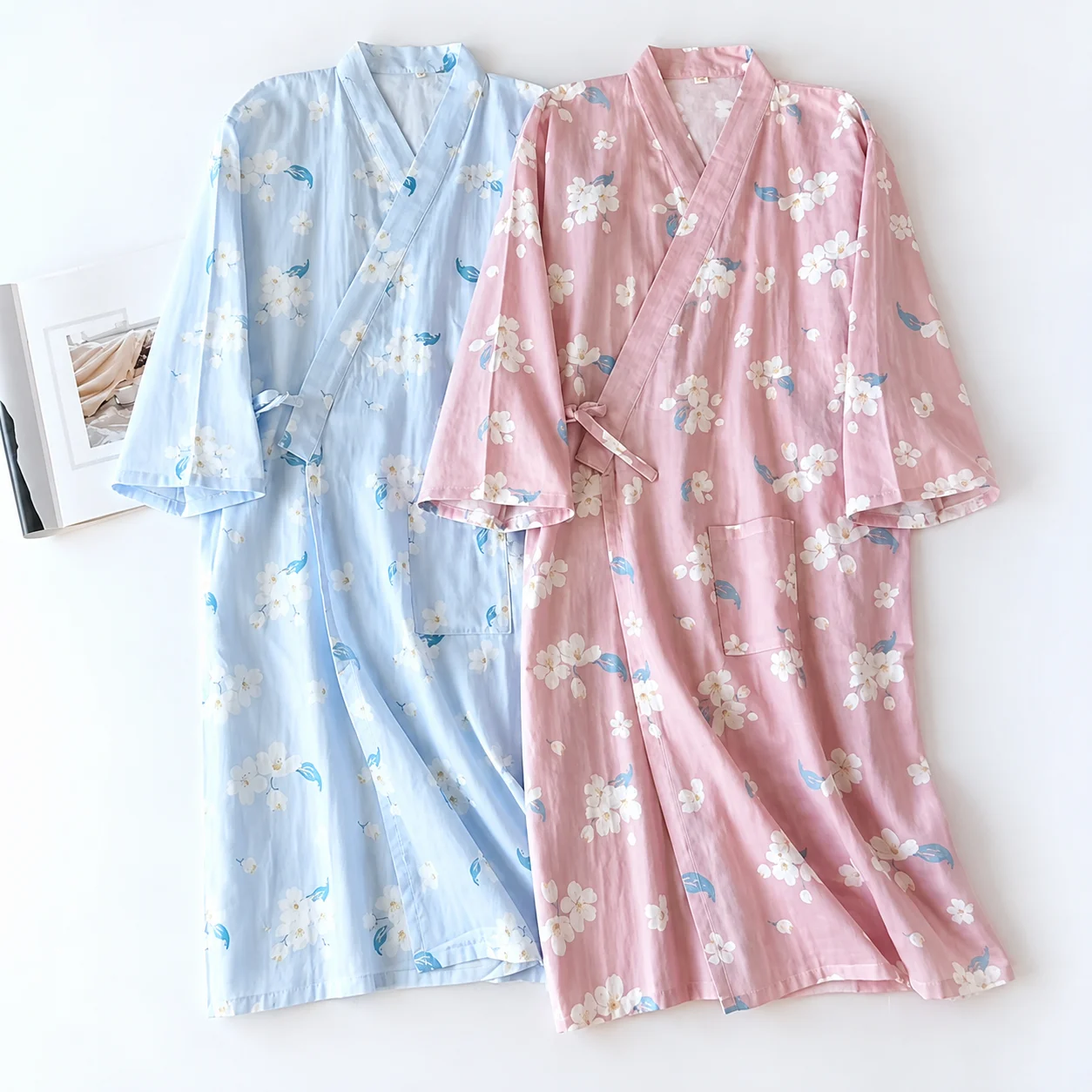 blauwe-roze-japanse-pyjama-vrouw